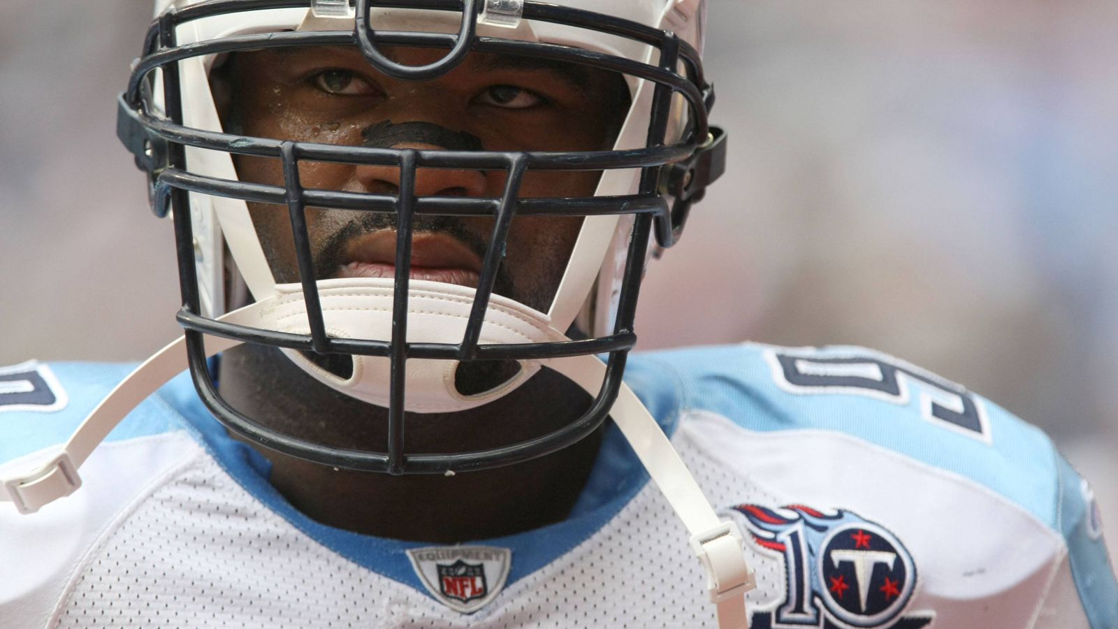 <strong>Albert Haynesworth (Defensive Tackle, Tennessee Titans): 5 Spiele</strong><br>Albert Haynesworth wurde 2006 für fünf Spiele gesperrt, nachdem er beim Spiel gegen die Dallas Cowboys seinem Gegenspieler Andre Gurode, der am Boden liegend seinen Helm verlor, absichtlich auf den Kopf trat. Seiner Karriere schadete die Aktion jedoch nicht: Haynesworth wurde 2007 und 2008 ins "First Team All Pro" gewählt.
