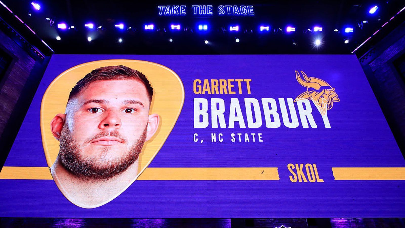 
                <strong>Die Draft Picks der Minnesota Vikings (12)</strong><br>
                Pick 18: Garrett Bradbury (Foto/NC State, C)Pick 50: Irv Smith (Alabama, TE)Pick 102: Alexander Mattison (Boise State, RB)Pick 114: Dru Samia (Oklahoma, G)Pick 162: Cameron Smith (USC, LB)Pick 190: Armon Watts (Arkansas, DT)Pick 191: Marcus Epps (Wyoming, S)Pick 193: Oli Udoh (Elon, T)Pick 217: Kris Boyd (Texas, CB)Pick 239: WR Dillon Mitchell (Oregon, WR)Pick 247: Olabisi Johnson (Colorado State, WR)Pick 250: LS Austin Cutting (Air Force, LS)
              