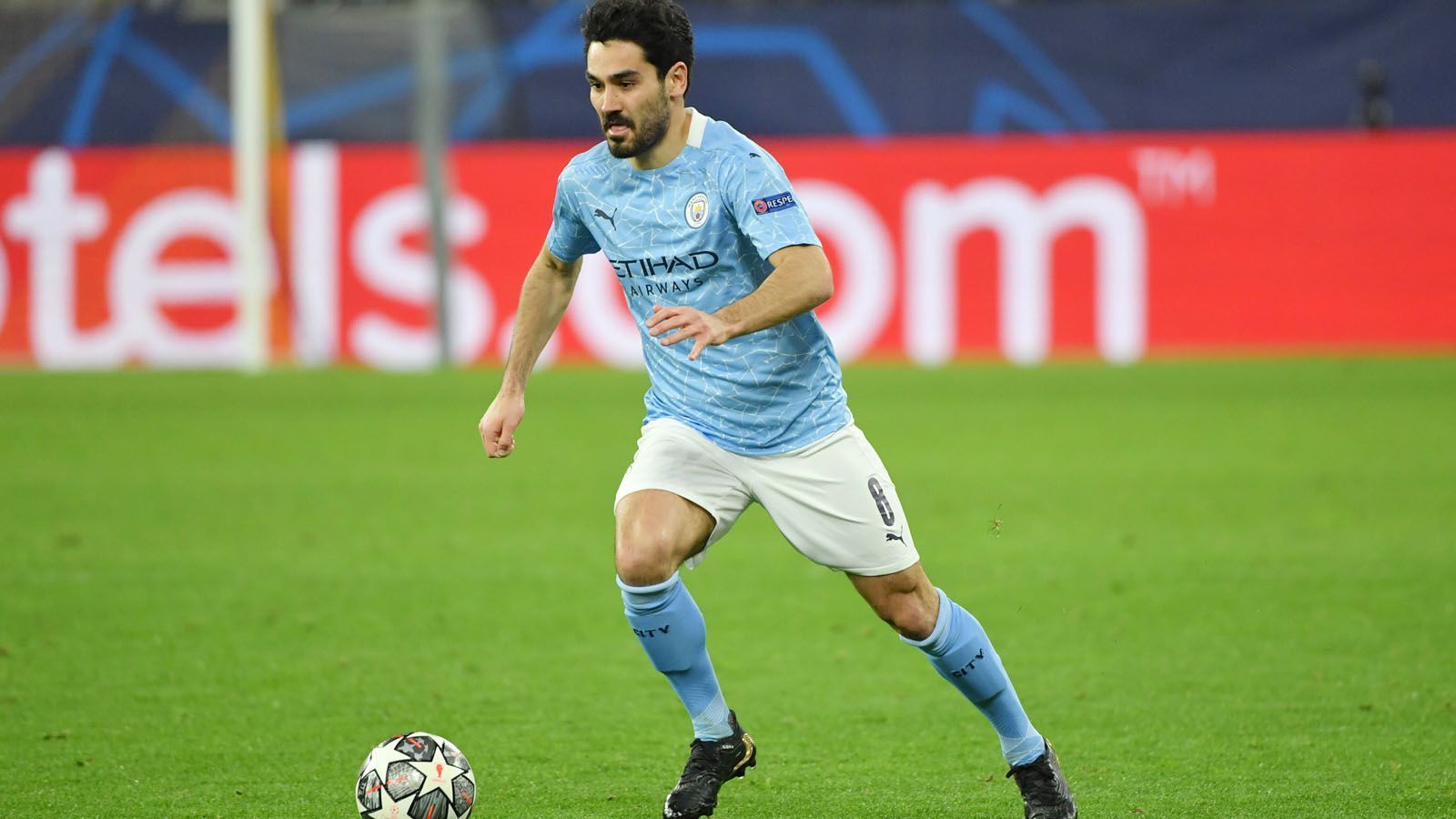 
                <strong>Mittelfeld: Ilkay Gundogan (Manchester City)</strong><br>
                Auch ein deutscher Nationalspieler hat es in die Elf des Jahres geschafft: Gündogan erwies sich mit 13 Toren und drei Vorlagen als sehr effektiv. Weder in der Bundesliga noch in der Premier League hatte er jemals auch nur halb so viele Treffer in einer Saison erzielt.
              