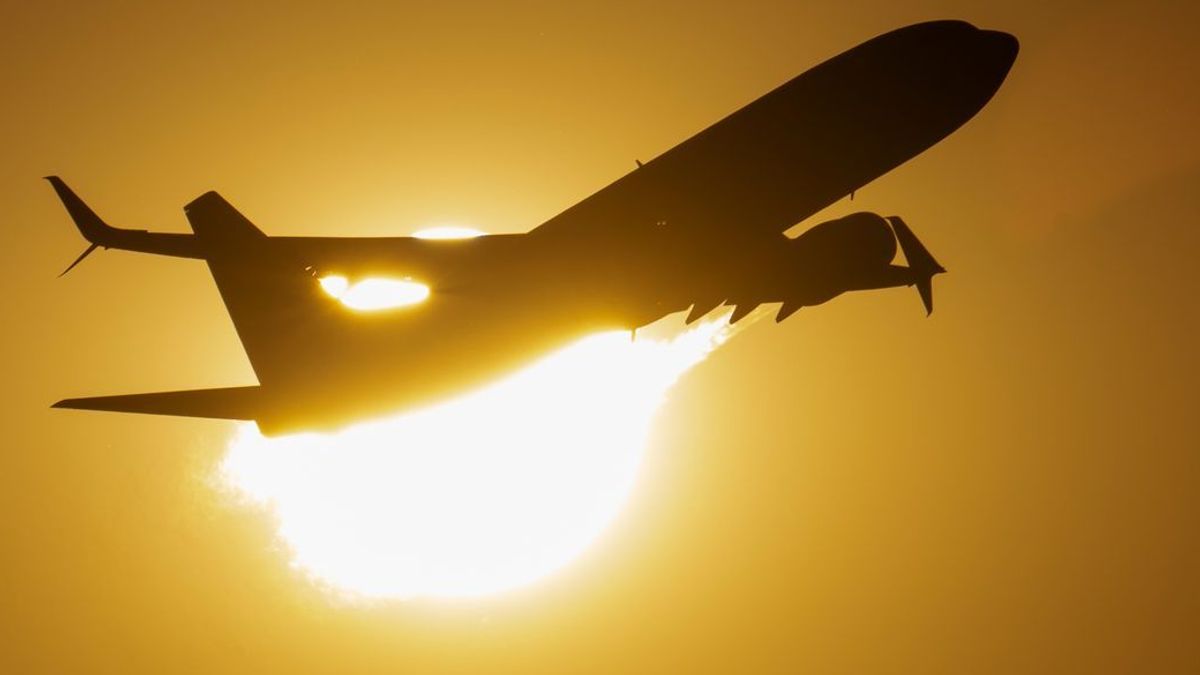 Betrunkene Frau randaliert im Flugzeug