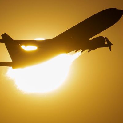 Betrunkene Frau randaliert im Flugzeug