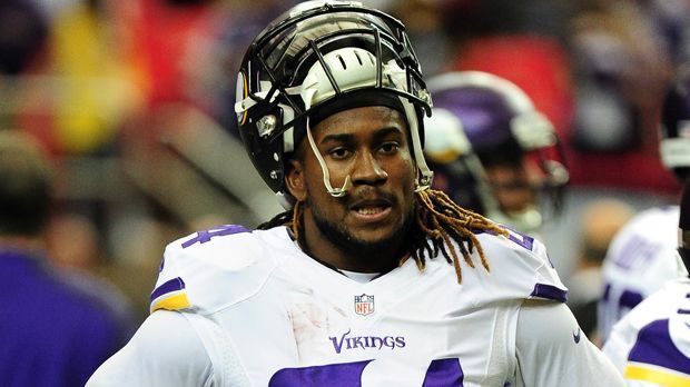 
                <strong>Cordarrelle Patterson</strong><br>
                Cordarrelle Patterson: Das Sorgenkind der Vikings-Offense - und zwar schon seit zwei Spielzeiten. In der ersten Runde 2013 ausgewählt, spielte er eine starke Rookie-Saison und wurde für den Pro Bowl nominiert. Im Anschluss fielen seine Zahlen immer weiter. Vergangene Saison hatte er zehn (!) Receiving-Yards. Aber: Patterson ist ein guter Returner. Dennoch haben die Vikings vor wenigen Tagen die Vertragsoption auf ein fünftes Jahr mit Patterson nicht gezogen. Falls die Vikings in der kommenden Saison auf einen anderen Returner setzten, kann es passieren, dass Patterson aus dem Roster fällt.
              