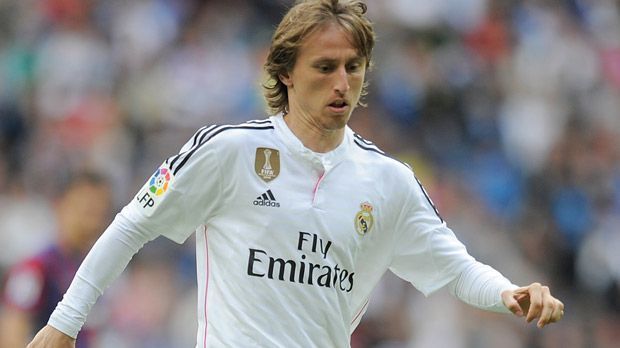 
                <strong>Platz 7: Luka Modric – Jahresgehalt: 4,5 Millionen Euro</strong><br>
                Platz 7: Luka Modric – Jahresgehalt: 4,5 Millionen Euro. Im Sommer 2012 wechselte der Kroate für 30 Millionen Euro zu den Königlichen. Das üppige Gehalt dürfte wohl auch ein Grund für den Wechsel gewesen sein.
              