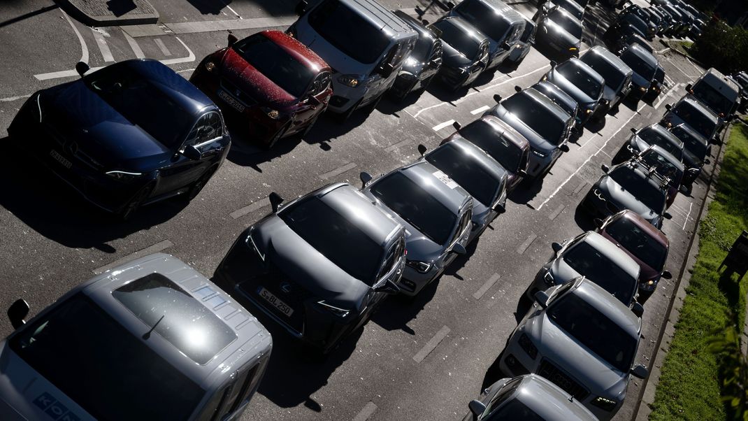 Autos stehen in der Stuttgarter Innenstadt im Stau.