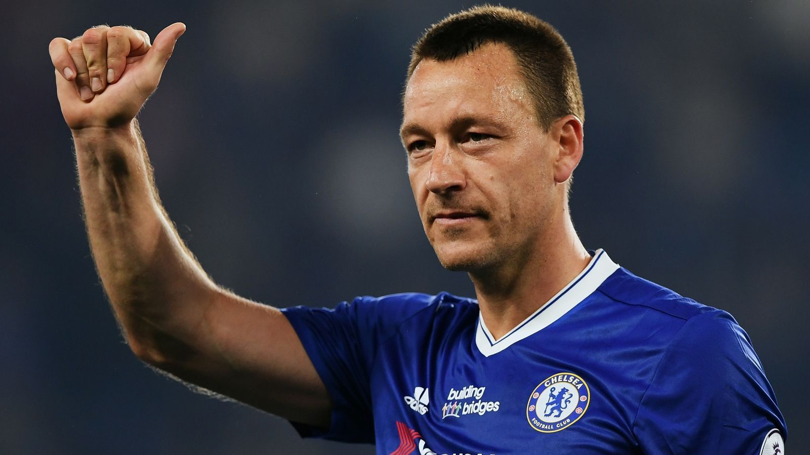 
                <strong>Abwehr - John Terry</strong><br>
                Und noch eine Ikone! Während seiner Zeit beim FC Chelsea lernte Cesc Fabregas die lebende "Blues"-Legende John Terry kennen und schätzen. Der frühere Innenverteidiger verabschiedete sich 2017 von den Londonern, für die er fast 20 Jahre lang in der Abwehr alles wegräumte. Anschließend spielte Terry noch ein Jahr beim Zweitligisten Aston Villa, wo er derzeit als Co-Trainer beschäftigt ist.
              