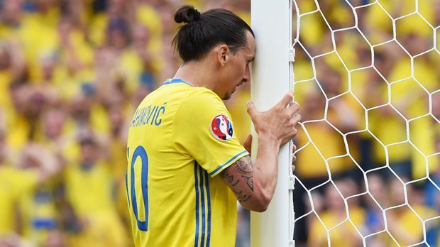 
                <strong>Angriff: Zlatan Ibrahimovic</strong><br>
                Angriff: Zlatan Ibrahimovic: Der Neuzugang von Manchester United konnte leider nicht die gewohnte Show abziehen. "Ibra" war zu ungefährlich und blieb ohne Tor. Schweden schied in der Vorrunde aus. Das war selbstverständlich nicht nur die Schuld des 34-Jährigen. Allerdings ist das Publikum von ihm besseres gewöhnt und hat somit eine höhere Erwartungshaltung.
              