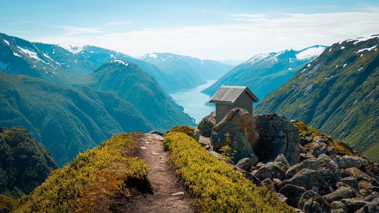 Ziemlich beeindruckend ist hingegen die Aussicht von dieser Toilette in Norwegen auf den Sognefjord, den längsten und tiefsten Fjord Europas. 