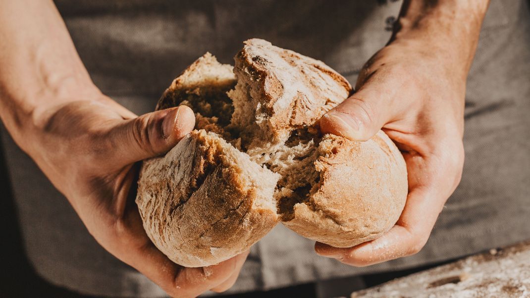 Knusprig und frisch: Nichts geht über selbstgebackenes Brot! Mit unseren Tipps und Tricks gelingt es dir garantiert.