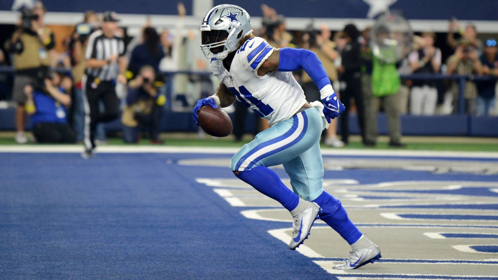 
                <strong>Platz 30: Ezekiel Elliott</strong><br>
                &#x2022; Team: Dallas Cowboys<br>&#x2022; Position: Running Back<br>&#x2022; Platzierung im Vorjahr: 16<br>
              