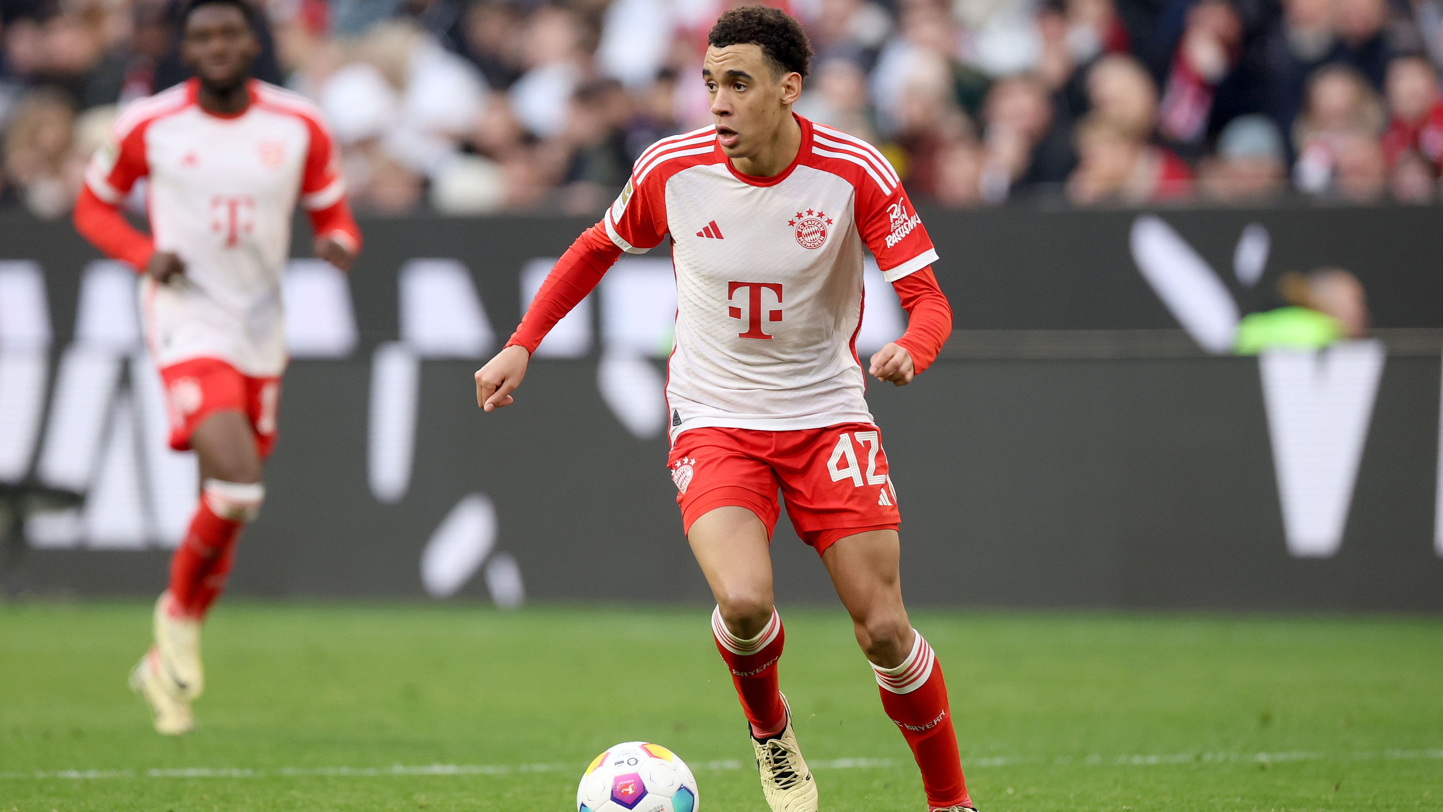 <strong>Jamal Musiala - BLEIBT</strong><br>Der 21-Jährige soll nach dem Umbruch das Herz der Mannschaft sein, weshalb er seinen bis 2026 datierten Vertrag nach Möglichkeit langfristig verlängern soll. 2019 aus der Chelsea-Jugend geholt, hat er mittlerweile einen Marktwert von 110 Millionen Euro. Musiala soll den Bayern künftig viele Titel bescheren.&nbsp;