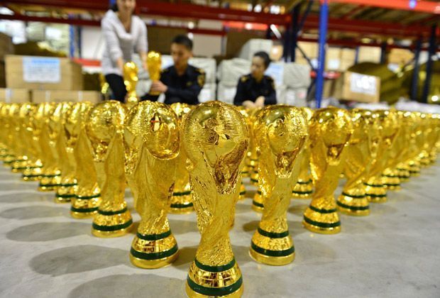 
                <strong>Über 1.000 WM-Pokale</strong><br>
                ...exakt 1.020 nachgebaute Exemplare werden in einer Lagerhalle beschlagnahmt.
              