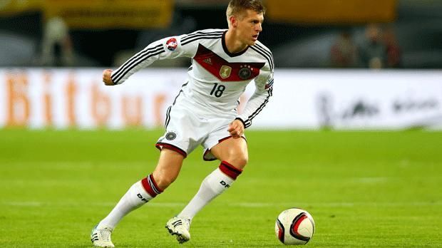 
                <strong>Toni Kroos</strong><br>
                Toni Kroos wurde mit 17 Jahren zum besten Spieler der U-17 WM ernannt. Damals spielte er im zentralen, offensiven Mittelfeld. Absolute Weltklasse erlangte der Nationalspieler aber erst im defensiven Mittelfeld bei Real Madrid. Hier lenkt er das Spiel wie kaum ein anderer.
              
