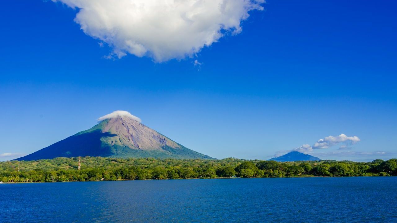 In einem Süßwassersee in Nicaragua liegt die Vulkan-Insel Ometepe, auf der sich zwei Vulkane wie Zwillinge erheben.