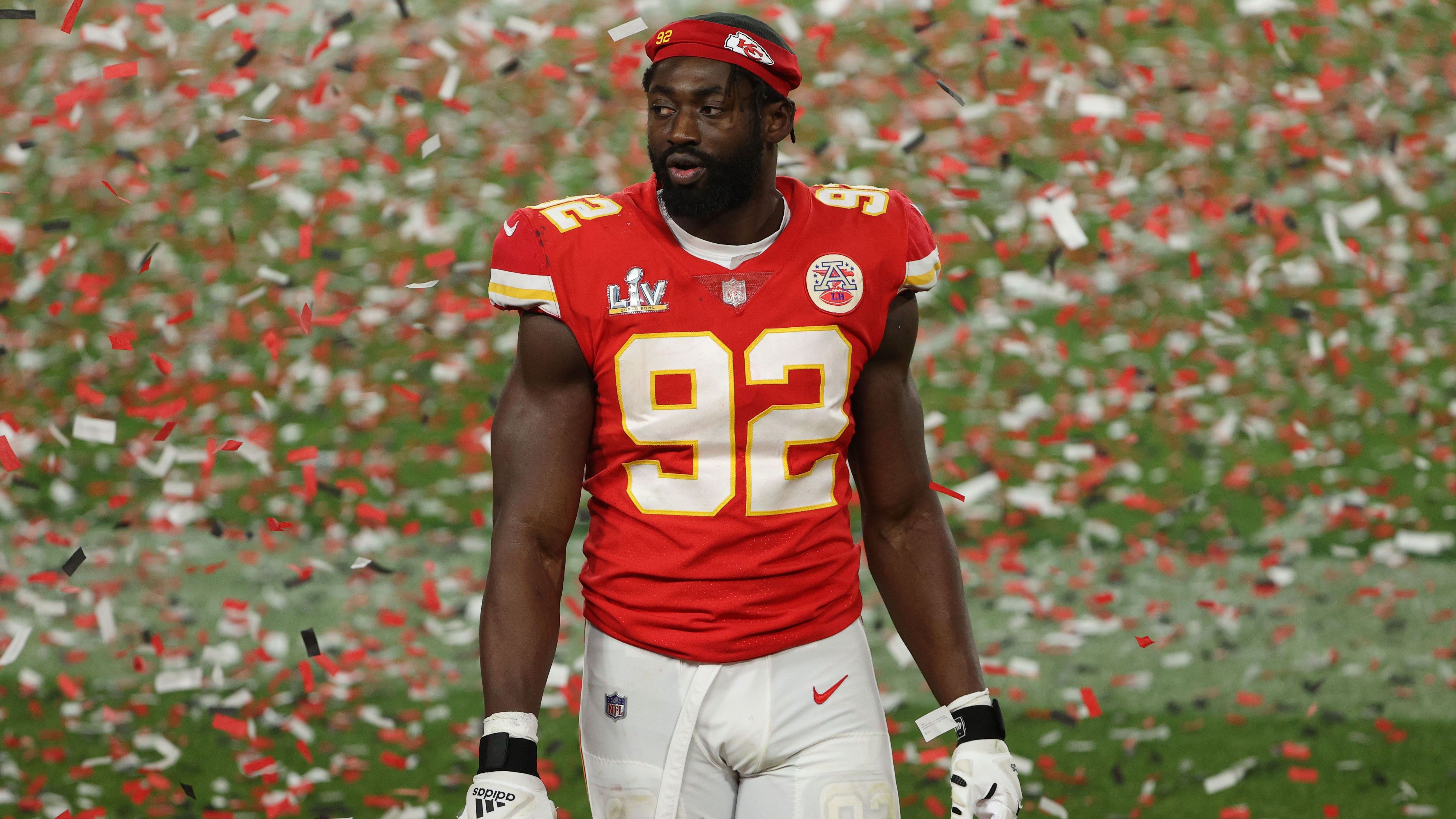 
                <strong>Tanoh Kpassagnon (Defensive End)</strong><br>
                Der ehemalige Zweitrunden-Pick steht am Ende seines Rookie-Vertrages. Nachdem er in den ersten beiden Saisons kaum Spielpraxis bekam, entwickelte sich Kpassagnon zuletzt mehr und mehr zum Starter. In der NFL-Saison 2020 stand er in allen Spielen auf dem Platz und startete in 18 von 19 Partien. Aufgrund seines Rookie-Vertrages verdiente er mit knapp einer Millionen Dollar vergleichsweise wenig, nun peilt er seinen ersten großen Vertrag in der NFL an. Die Chiefs haben allerdings nur bedingt Cap Space. 
              