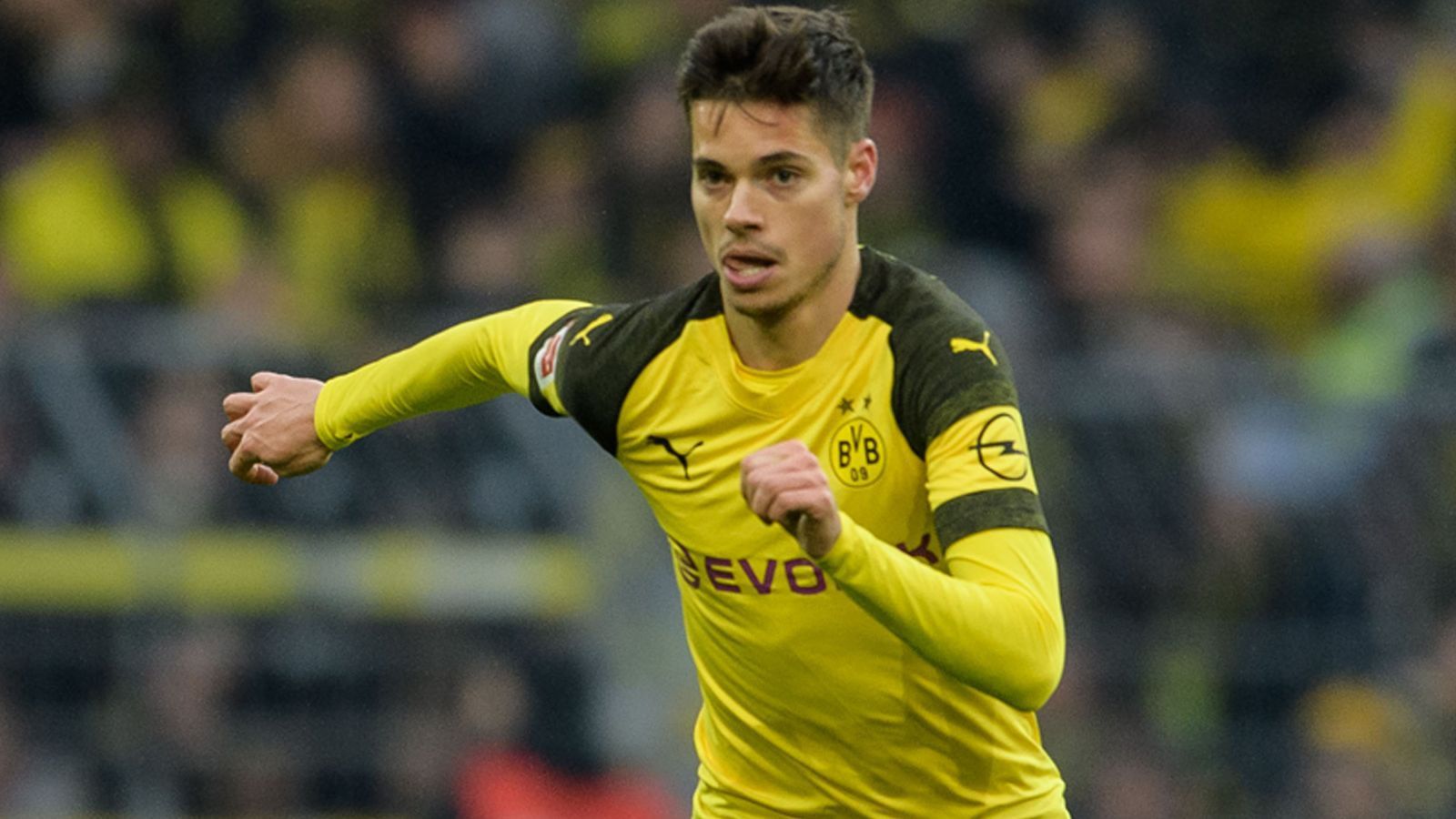 
                <strong>Julian Weigl</strong><br>
                Der beste Defensive der Borussia. Rettet die Situation nach einem eklatanten Bürki-Fehler in der 22. Minute und wirft sich auch in der Folge immer wieder dazwischen. Muss häufig Wolf aus der Patsche helfen. Verliert zwar auch einige Zweikämpfe, dennoch ist es ihm zu verdanken, dass die Borussia kein Gegentor kassiert. ran-Note: 3
              