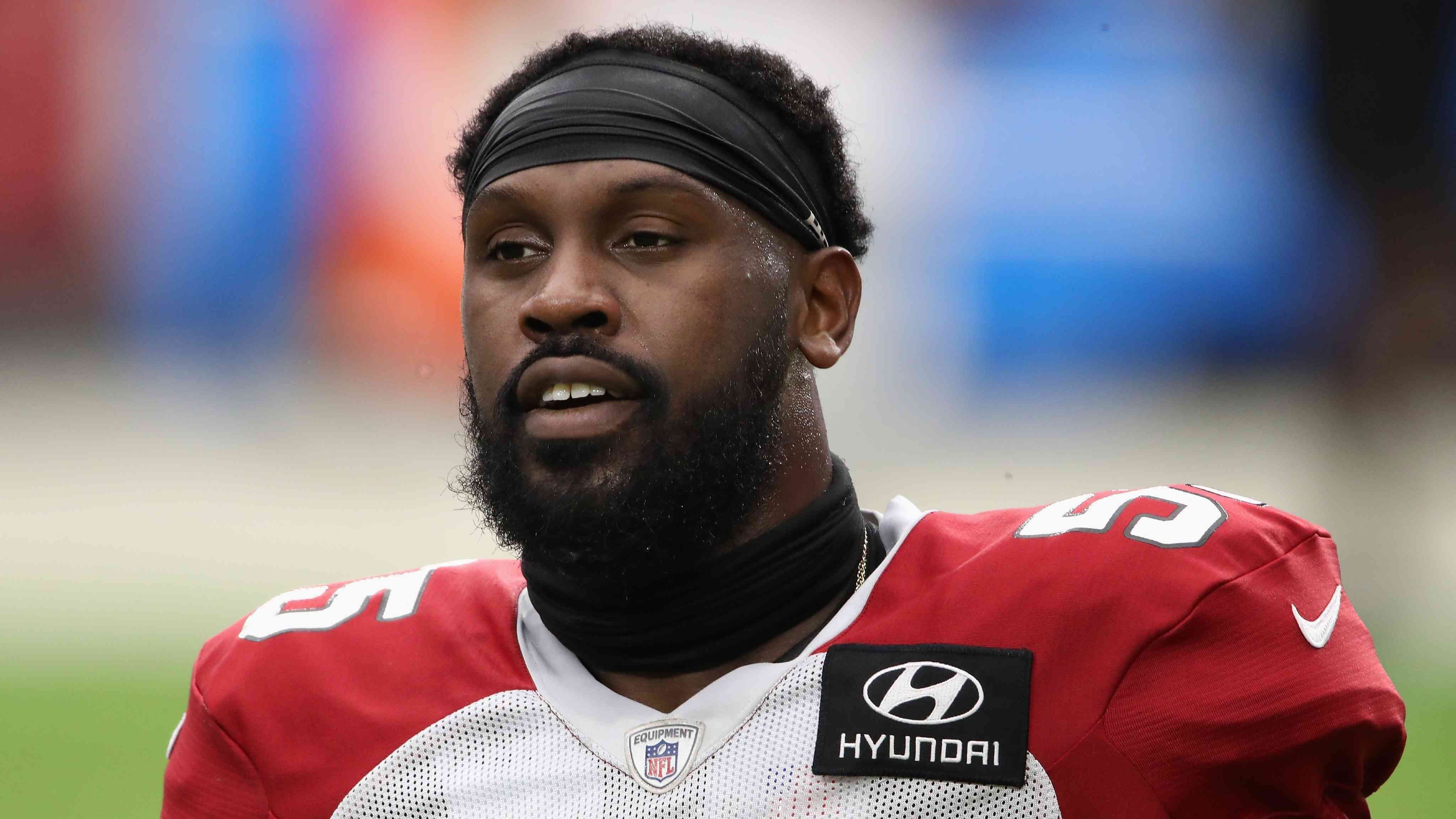 
                <strong>Chandler Jones (Arizona Cardinals)</strong><br>
                Ähnlich wie auch Stephon Gilmore geht EDGE-Rusher Chandler Jones in sein letztes Vertragsjahr. Der Erstrundenpick des Drafts 2012 will mit seinem Verzicht auf das Minicamp vermutlich Druck auf die Cardinals-Verantwortlichen ausüben, um einen neuen Kontrakt angeboten zu bekommen.
              