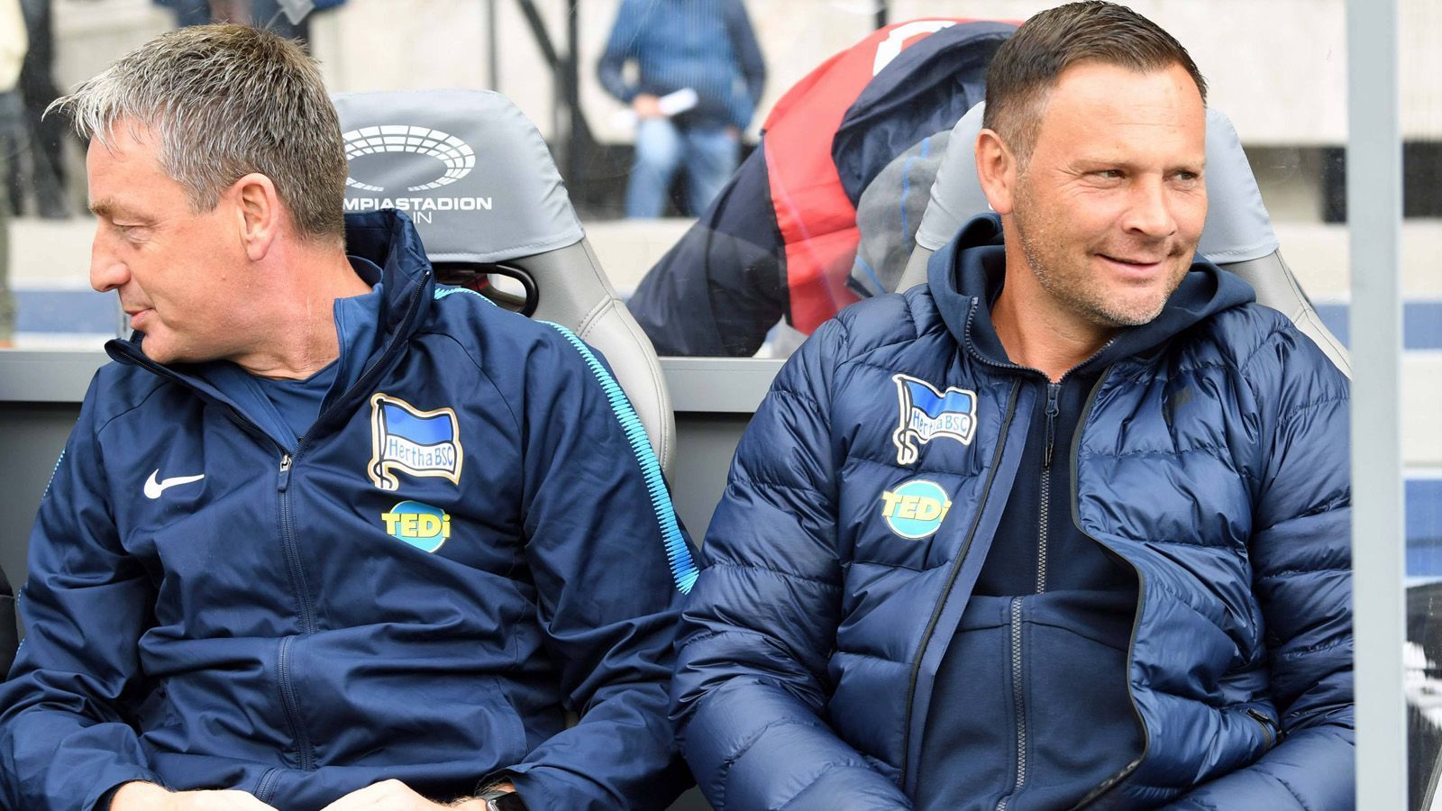 
                <strong>Hertha BSC: Cheftrainersuche  </strong><br>
                Bei Hertha BSC räumt Pal Dardai (rechts) zum Saisonende seinen Trainerstuhl nach knapp viereinhalb Jahren. Darauf einigten sich der 43-Jährige und der Verein nach einer anhaltender Schwächephase in der Rückrunde. Der Ex-Profi soll in den Jugendbereich der Hertha zurückehren. Ein Nachfolger für Dardai steht noch nicht fest, es deutet aber vieles auf eine vereinsinterne Lösung hin ...  
              