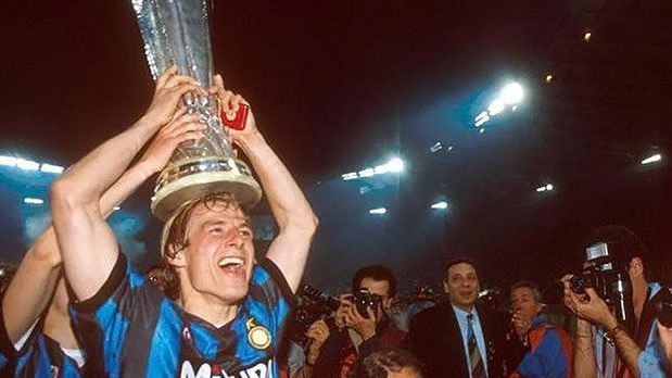 <strong>Die Europacup-Sieger seit 1990: Inter Mailand (1990/1991)</strong><br>
                Jürgen Klinsmann streckte den Pokal im Jahr 1991 im Olympiastadion von Rom freudestrahlend in den Nachthimmel. Zusammen mit Teamkollege Lothar Matthäus gewann er mit Inter Mailand das Hinspiel mit 2:0, sodass die 0:1-Niederlage im Rückspiel gegen die AS Rom&nbsp; zu verschmerzen war.
