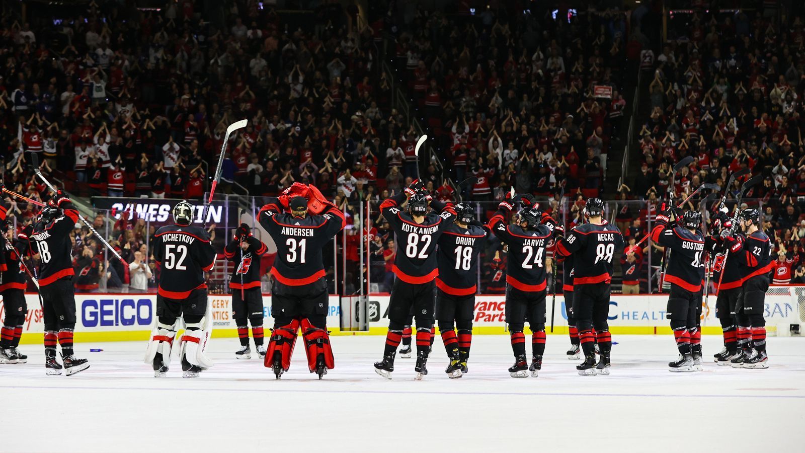 
                <strong>Carolina Hurricanes</strong><br>
                Nach nur 70 Spielen haben sich die Carolina Hurricanes bereits für die NHL Playoffs qualifiziert. Damit bauen die Hurricanes ihre Serie aus und sind zum fünften Mal in Folge in den Playoffs!
              