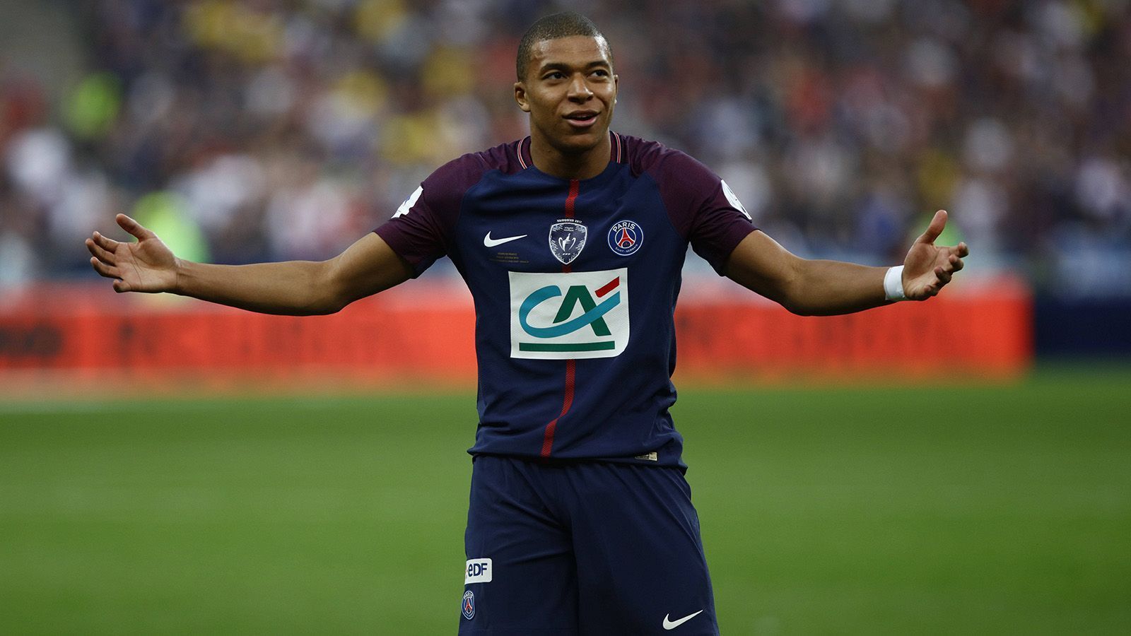 
                <strong>Platz 3: Kylian Mbappe</strong><br>
                Kylian Mbappe ist einer der teuersten Transfers der Geschichte - obwohl der Franzose zum Zeitpunkt des Wechsels erst 19 Jahre alt war. Nach einer starken Saison bei der AS Monaco wechselte er vorerst auf Leihbasis zu Paris Saint-Germain. Nach der Saison 17/18 zog PSG die Kaufoption und musste für den jungen Franzosen satte 135 Millionen Euro bezahlen. 
              