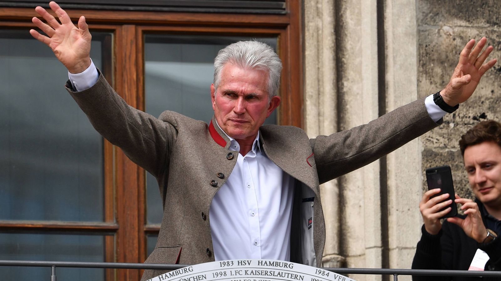 
                <strong>Starke Leistung</strong><br>
                "Was ich da noch investiert habe! Einige Hotelangestellte sagten mir, sie hätten nie einen derart disziplinierten und auf den Beruf fixierten Menschen erlebt", sagt der ehemalige Trainer: "Anders hätte es nicht funktioniert. In diesem Alter kannst du abends nicht drei Stunden essen gehen und eine Flasche Wein trinken. Es war die pure Selbstdisziplin und superprofessionelles Verhalten. In dieser Position musst du immer top sein und in jeder Sekunde das Geschehen beherrschen, sonst verlierst du Autorität und Respekt." Er verabschiedete sich mit der Meisterschaft in den endgültigen Ruhestand.
              