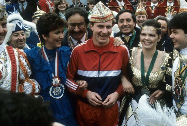 
                <strong>Alaaf, Aloha, Hellau - Fußballstars beim Karneval</strong><br>
                Rummenigge, Rummenigge all night long. Bayern Vorstandsvorsitzender Karl-Heinz Rummenigge ist in den Karnevals-Städten gern gesehener Gast.
              