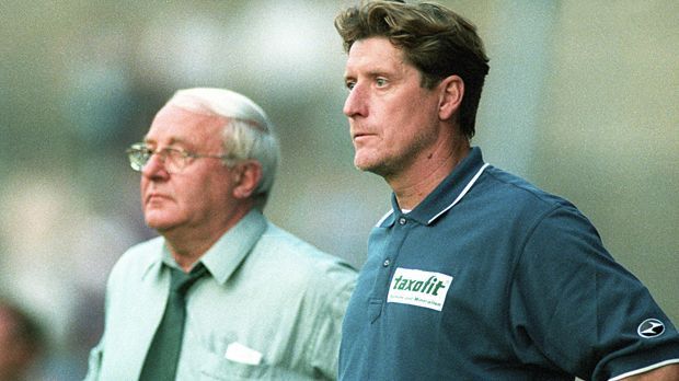 
                <strong>Toni Schumacher</strong><br>
                Toni Schumacher wurde 1999 als Trainer von Fortuna Düsseldorf in der Halbzeit entlassen. Beim Stand von 0:2 gegen Waldhof Mannheim geriet der frühere Nationaltorwart heftig mit Vereinspräsident Jean Löring aneinander. "Ich als Verein musste reagieren", erklärte Löring, der in der zweiten Halbzeit selber auf der Bank saß.
              