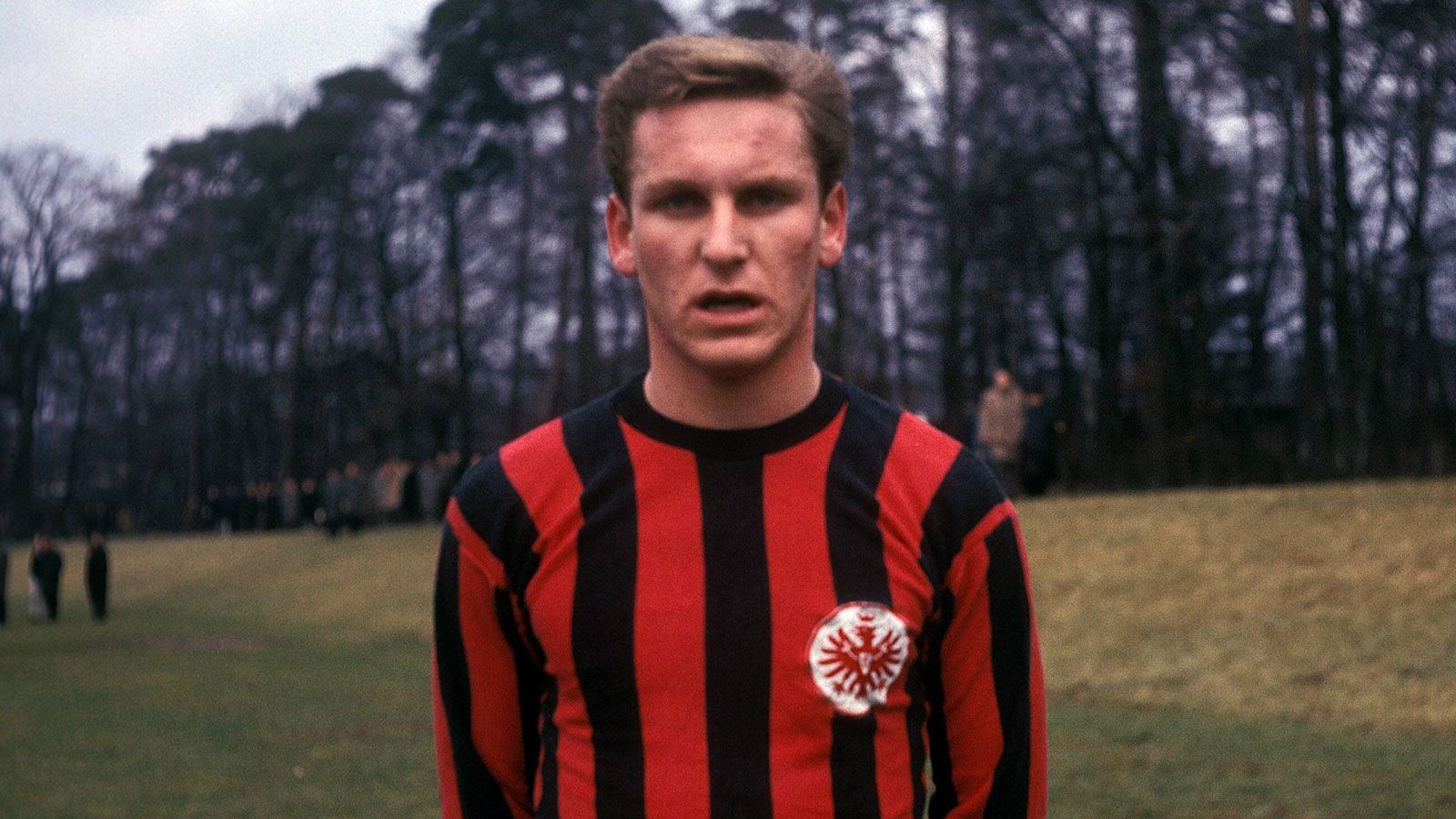 
                <strong>Jüngster Hattrick-Torschütze in der Bundesliga: Walter Bechtold (Eintracht Frankfurt)</strong><br>
                Dieser Bestwert stammt noch aus der Anfangszeit der Bundesliga, am 20. November 1965 steuerte Walter Bechtold drei Tore zum 6:2 von Eintracht Frankfurt über Borussia Neunkirchen bei. Damals war der Mittelfeldspieler, der nie für die A-Nationalmannschaft auflief, 18 Jahre und 118 Tage jung.Für Moukoko bedeutet das, er hätte noch bis zum 18. März 2023 Zeit, um sich diesen Rekord zu erballern.
              