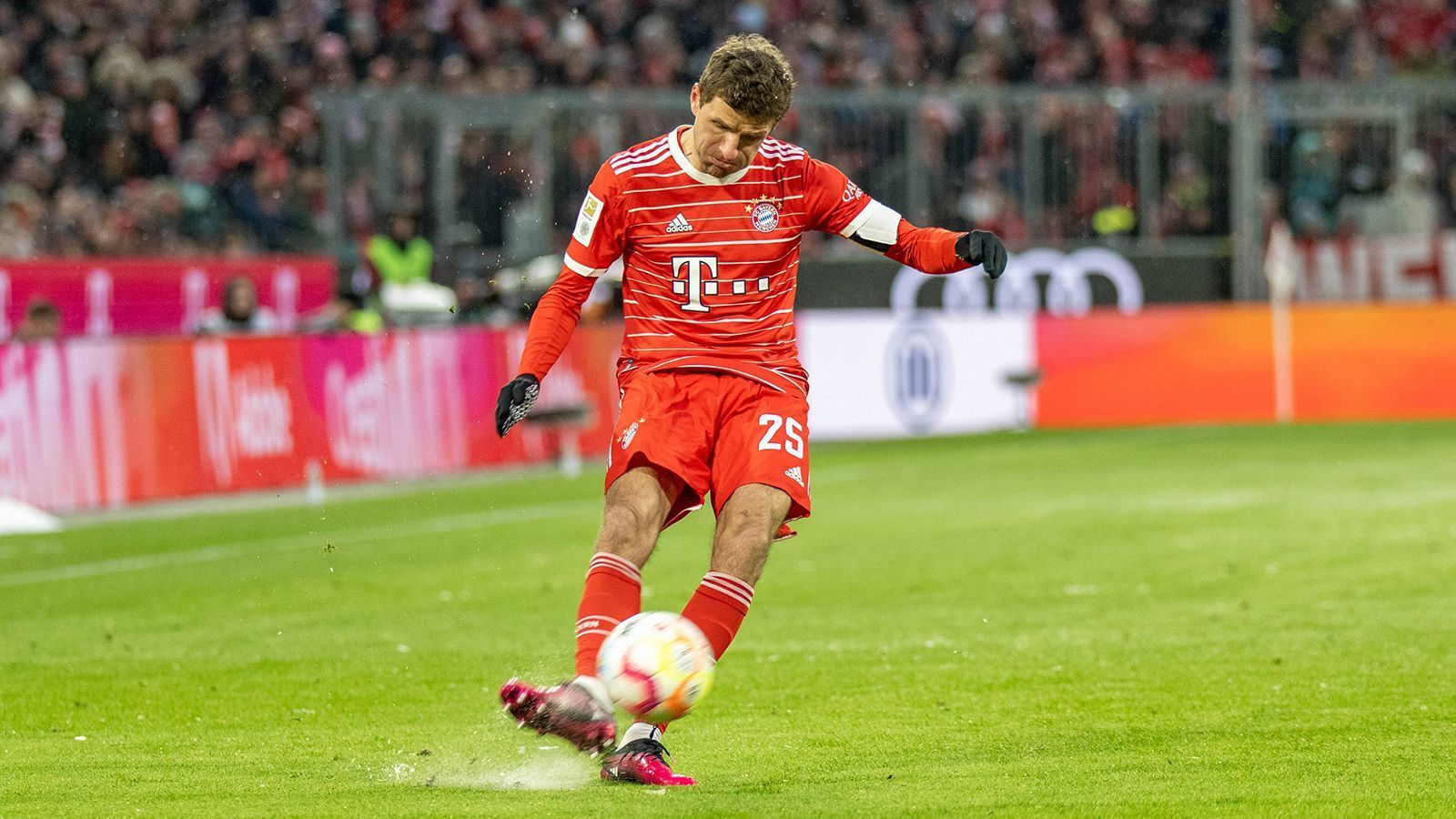 
                <strong>Thomas Müller (FC Bayern München)</strong><br>
                Vergibt nach fünf Minuten eine Großchance, die er normalerweise schlafend verwandelt. Der Schnee war zu diesem Zeitpunkt jedenfalls nicht schuld. Ackert in der Folge viel und bringt beim 2:0 mit seiner Weiterleitung Coman in die perfekte Position, um zu treffen. Auch das 3:0 bereitet er exzellent vor – und freut sich entsprechend ausschweifend. Hätte in der 70. Minute treffen müssen, steckt aber nicht auf. Kurz vor Ende wir er ausgewechselt. ran-Note: 2
              