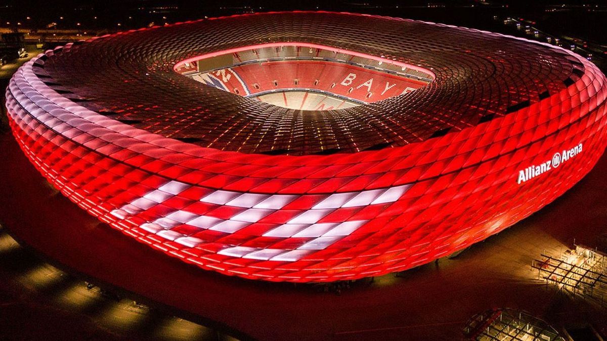 Allianz Arena leuchtet zu 125 Jahre FC Bayern