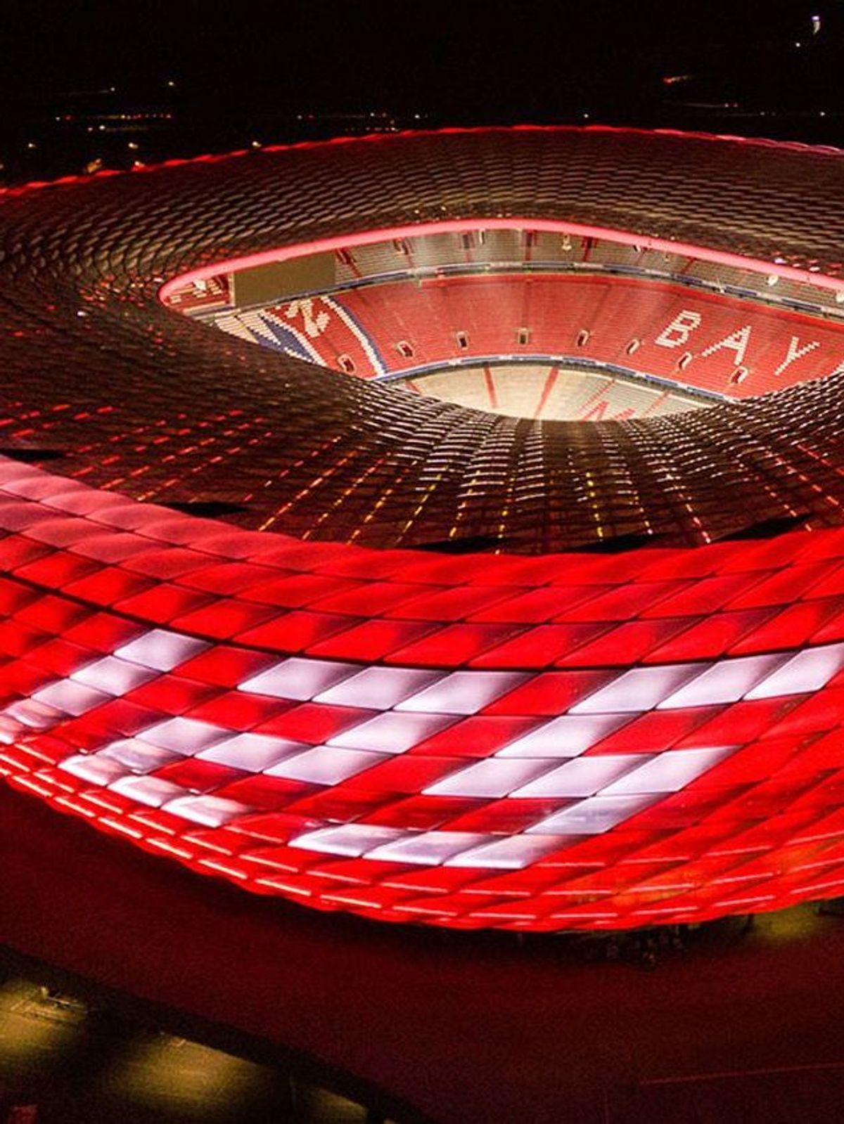 Allianz Arena leuchtet zu 125 Jahre FC Bayern