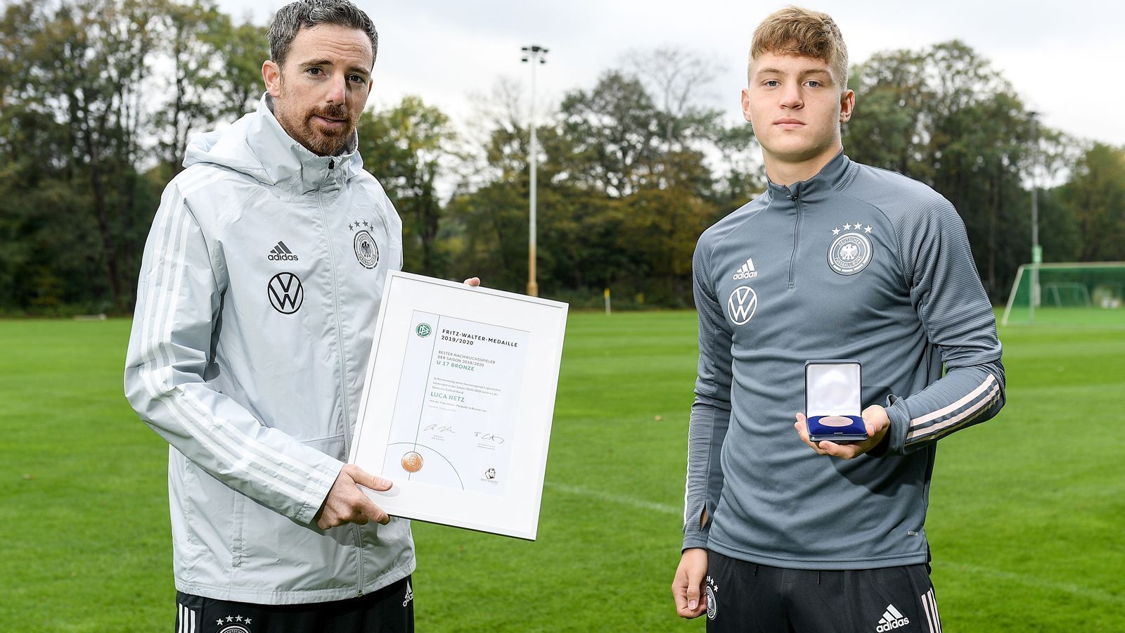 
                <strong>Luca Netz (Borussia Mönchengladbach)</strong><br>
                Im Bereich der Nachwuchs-Nationalmannschaften des DFB war Netz zuvor bereits in der U15 und U17 aktiv. Im Jahr 2020 erhielt Netz die Fritz-Walter-Medaille in Bronze, die jährlich an die besten Nachwuchs-Talente Deutschlands verliehen wird. Die Medaille in Gold ging damals an den mittlerweile zum A-Nationalspieler aufgestiegenen Leverkusener Florian Wirtz, Silber an Bayern-Talent Torben Rhein, mit dem Netz früher selbst noch im Hertha-Nachwuchs zusammenspielte.
              