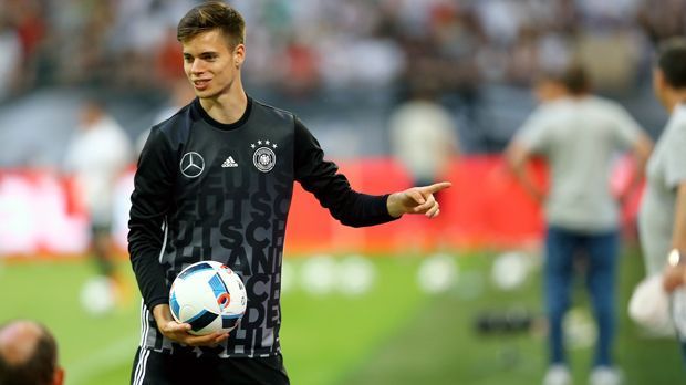 
                <strong>Gewinner - Julian Weigl</strong><br>
                Gewinner - Julian Weigl: Ähnlich wie Kimmich, so schafft der junge BVB-Profi auch kurzfristig den Sprung in den EM-Kader. Doch Weigl kam bislang nicht so regelmäßig zum Einsatz wie sein Münchner Kollege. Dennoch ist 21-Jährige eine der positiven Entdeckungen von Joachim Löw im Jahr 2016 und wurde auch nach der EM stets für die Nationalmannschaft nominiert. Bislang absolvierte Weigl drei A-Länderspiele.
              