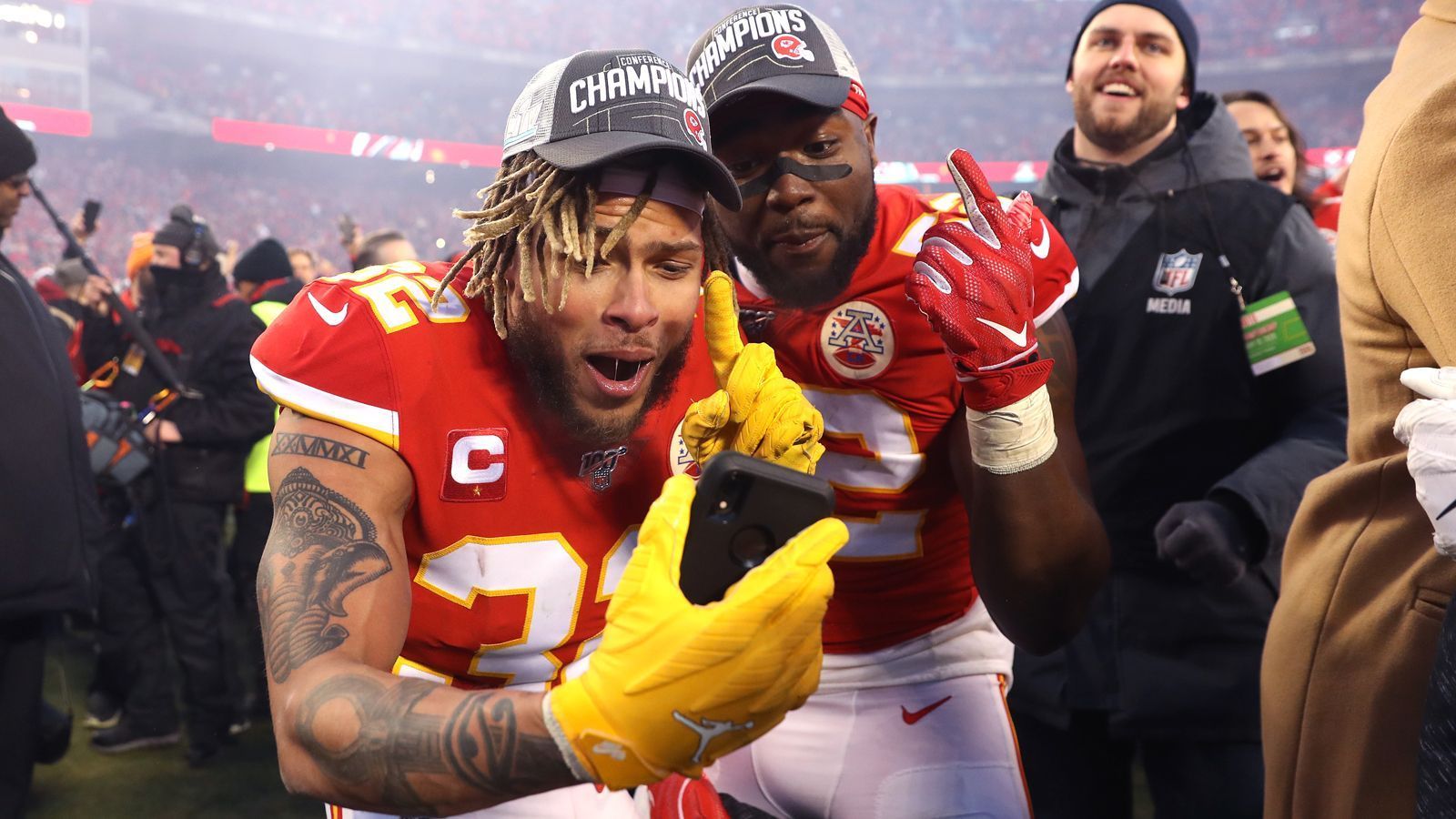 
                <strong>AFC Championship Game</strong><br>
                Nach dem 35:24-Erfolg feierten die Chiefs den Einzug in den Super Bowl ausgelassen - hier mit Sieger-Selfie. 
              