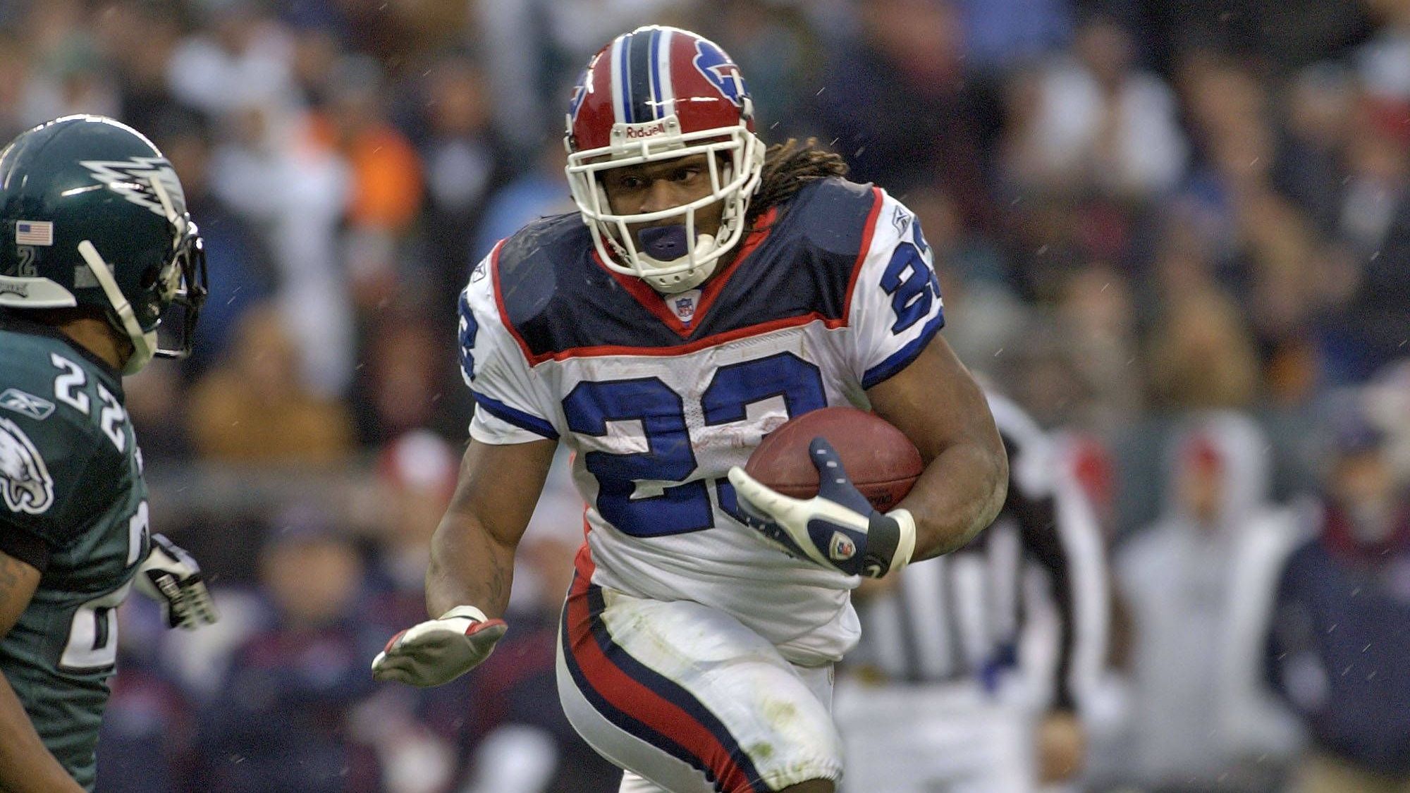 <strong>8.	Platz: Marshawn Lynch (2007, Buffalo Bills)</strong><br>Brachte die angeschlagene Offensive der Bills mit über 1.100 Rushing Yards und sieben Touchdowns wieder in Schwung und zeigte dabei seinen charakteristischen physischen Laufstil.