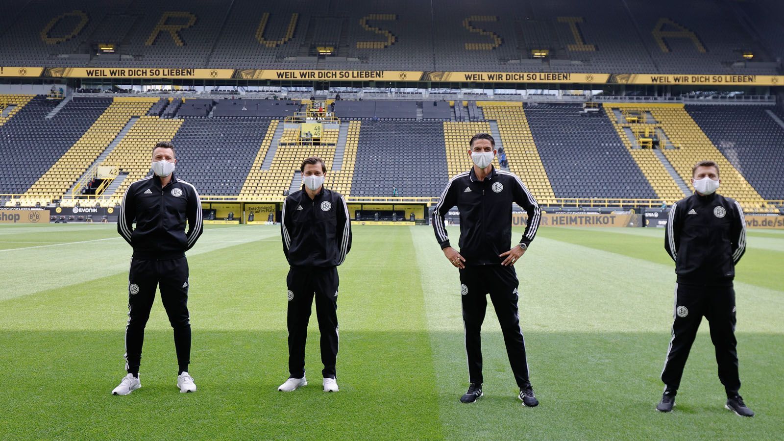 
                <strong>Die kuriosen Bilder des Bundesliga-Restarts</strong><br>
                Schiedsrichter Deniz Aytekin trägt vor der Partie mit seinem Team einen Mund-Nasen-Schutz.
              