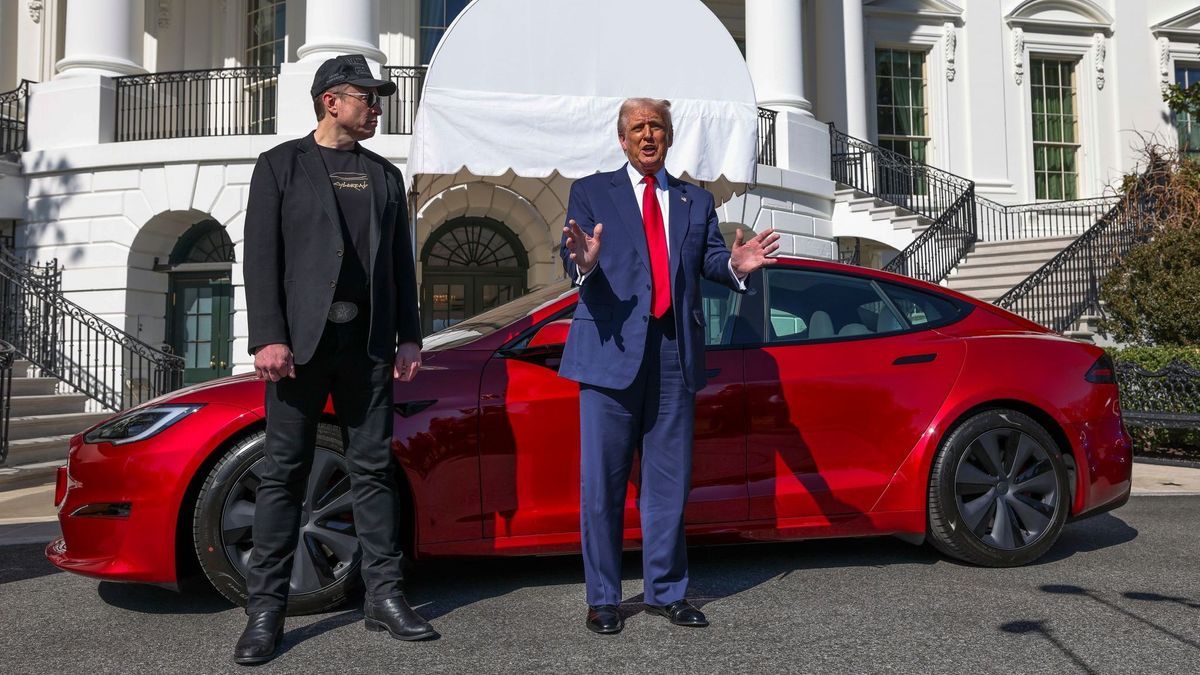 US-Präsident Donald Trump (r) und Tesla-CEO Elon Musk 