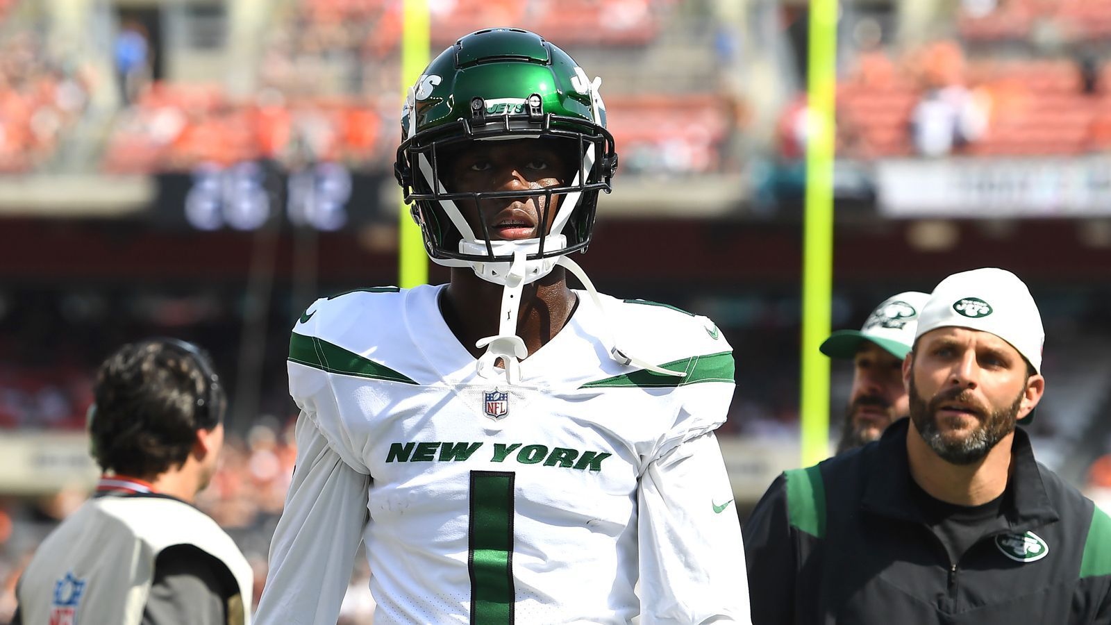 
                <strong>Platz 1: Ahmad "Sauce" Gardner</strong><br>
                Team: New York JetsPosition: CornerbackDraft: 4. Stellebesondere Statistik: 20 Tackles, 1 Interception, 6 Defended PassesJetzt könnte es kontrovers werden. Die reinen Statistiken von "Sauce" Gardner lassen sich schlechter lesen, als die Plätze dahinter. Doch in Man Coverage ist der Rookie unschlagbar und beweist seine Performance zur College-Zeit. Völlig unbeeindruckt lässt er einen Star-Receiver nach dem anderen in seinem Schatten verschwinden. Die komplette Jets-Defense profitiert ungemein vom 22-Jährigen. Im eins-gegen-eins gab es bisher noch keinen NFL-Spieler, der Gardner wirklich schlagen konnte. Besser kannst du als Cornerback nicht spielen. Unsere Nummer eins nach fünf Spieltagen.
              