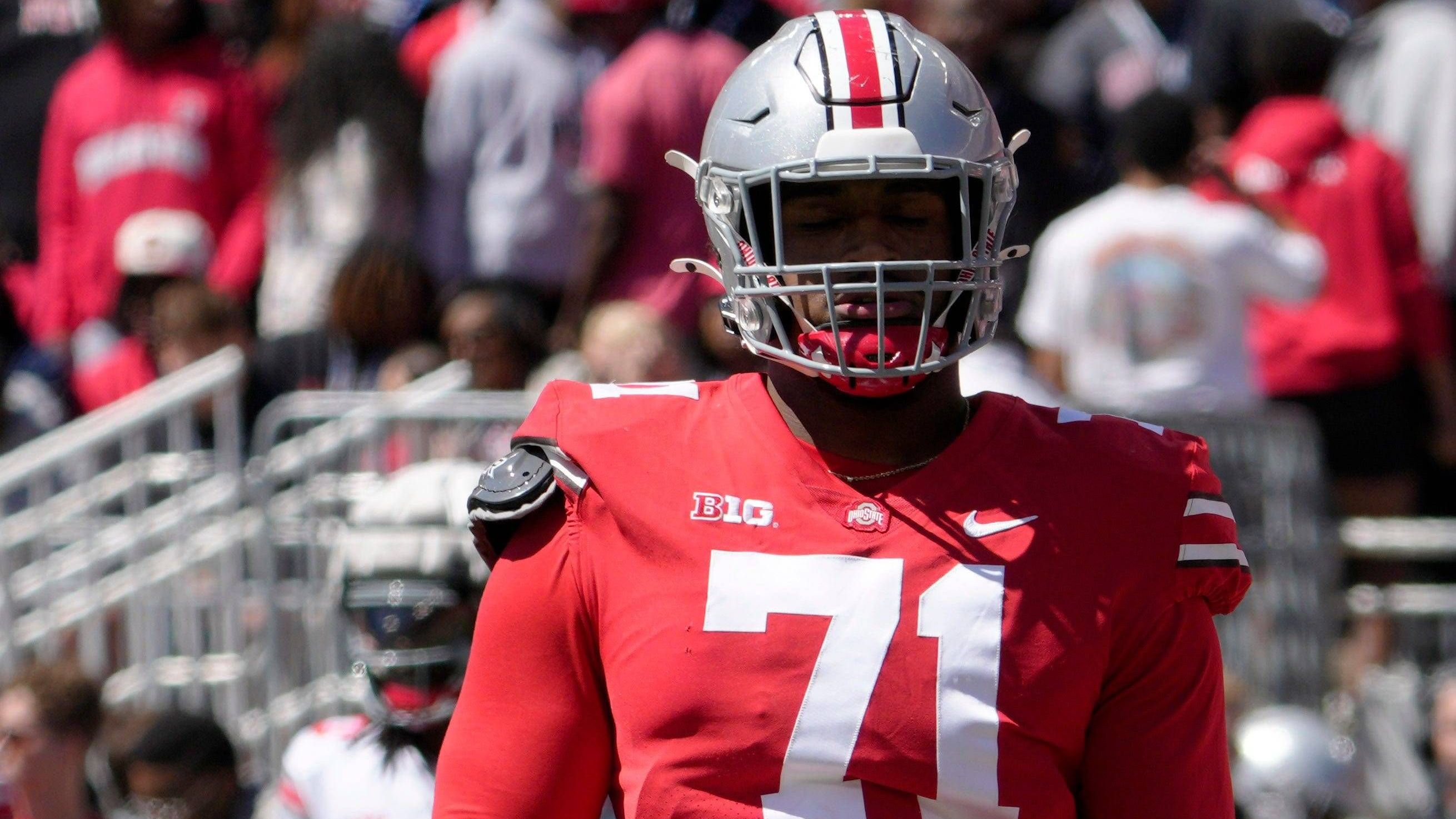 <strong>Josh Simmons (Offensive Tackle, Ohio State)</strong><br>Welches Team auch immer einen Offensive Lineman im kommenden Draft braucht, wird sich zwangsläufig mit Josh Simmons beschäftigen. Der Buckeyes-Tackle glänzt vor allem mit seiner Beweglichkeit, Stärke und Balance. Glänzt sowohl als Pass Protector als auch im Rushing Game. Seine Athletik erlaubt es ihm, auch bei Screens und Sweeps ein Faktor zu sein.