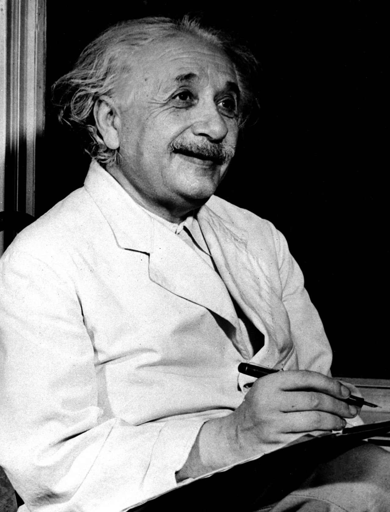 Das weltbekannte Physik-Genie Albert Einstein (1879-1955) hatte jüdische Wurzeln. Er floh bereits in den 1930ern, zur Zeit des Aufstiegs der Nationalsozialisten, in die USA. Dort lebte er bis zu seinem Tod 1955 mit seiner Frau Elsa im Exil.