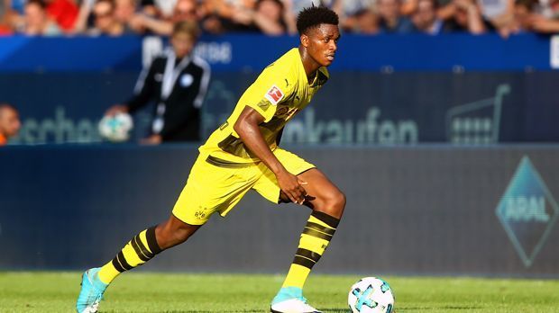 
                <strong>Abwehr - Dan-Axel Zagadou (Borussia Dortmund)</strong><br>
                Talente kosten heutzutage normalerweise richtig Kohle, nicht so Dan-Axel Zagadou. Borussia Dortmund sicherte sich den 18-Jährigen im Sommer 2017 ablösefrei. Der 1,96-Meter-Hüne spielte zuvor für die zweite Mannschaft von Paris St. Germain und sorgt nun beim BVB für Furore. Trainer Peter Bosz setzte das Toptalent zumeist als Linksverteidiger ein und der Teenager konnte durchaus überzeugen. Der Kapitän von Frankreichs U19-Nationalmannschaft unterschrieb beim BVB einen Fünfjahres-Vertrag, wodurch Dortmund entweder noch viel Spaß oder wohl viel Geld an bzw. durch Zagadou haben bzw. verdienen dürfte.
              