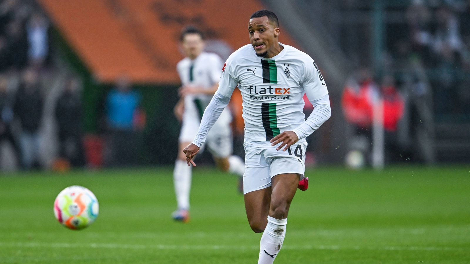 
                <strong>Alassane Plea (Borussia Mönchengladbach)</strong><br>
                Erstmals seit Ende Januar wieder in der Startelf. Ersetzt Thuram, der nach einer verletzungsbedingten Pause erst einmal auf der Bank Platz nimmt. Holt bei einem Alleingang in der achten Minute die umstrittene Rote Karte heraus, als er im Zweikampf mit Upamecano zu Fall kommt. Im Anschluss immer wieder mit gefährlichen Momenten. Und der Vorlage zum 2:1.Auch danach weiter ein Aktivposten. Wird in der 74. Minute ausgewechselt. ran-Note: 2
              