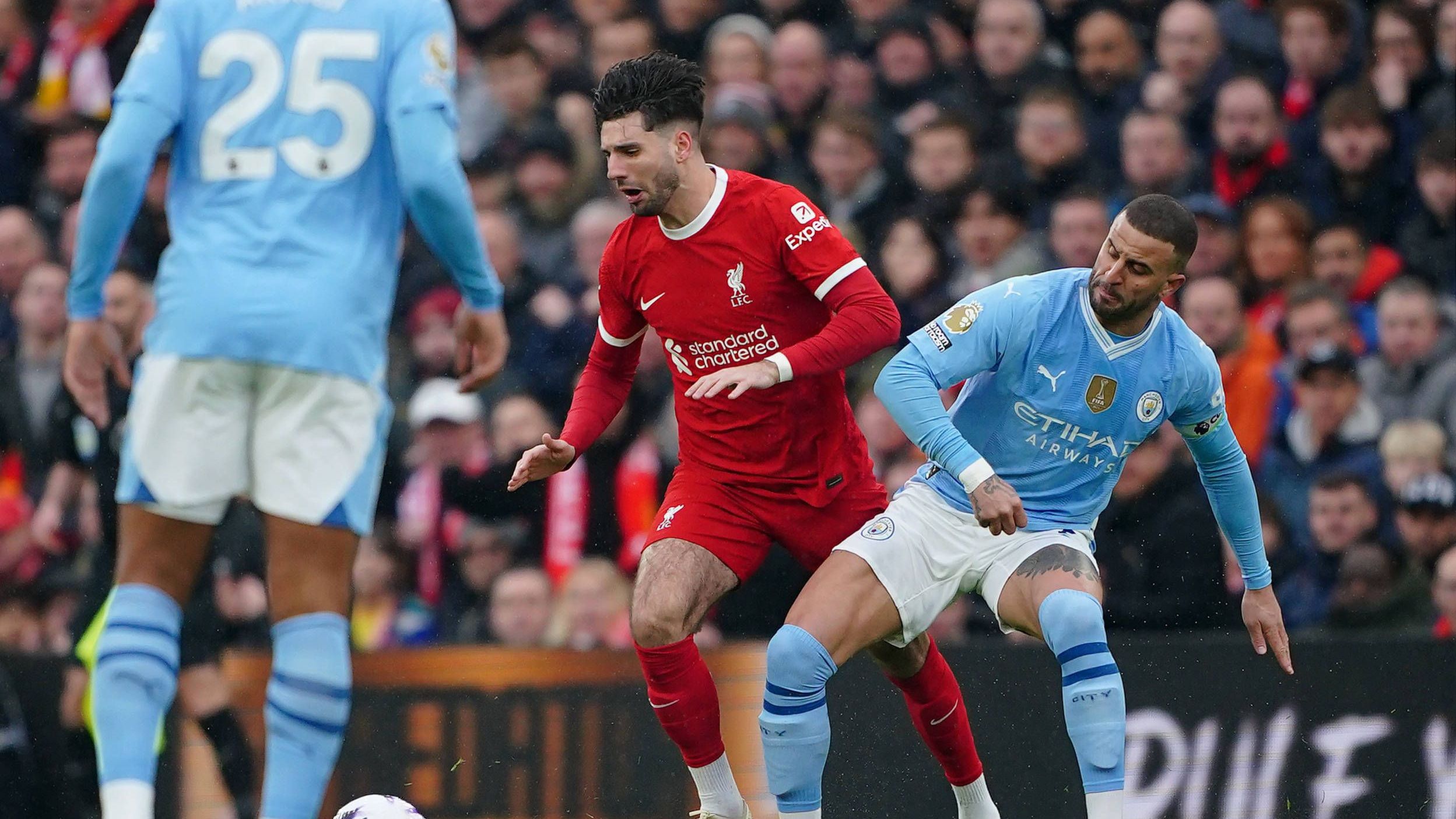 <strong>Dominik Szoboszlai (FC Liverpool)</strong><br>Nach einer Flanke von Elliott bietet sich dem Ungarn eine Kopfballchance in bester Position, doch er setzt die Kugel über das Tor. Nach etwas Anlaufzeit schaltet der Ex-Leipziger oft schnell und sieht die Räume, womit er manche Offensivaktion einleitet. Lässt es häufiger lichterloh brennen. Muss nach einer Stunde für Salah weichen. <strong><em>ran</em>-Note: 2</strong>