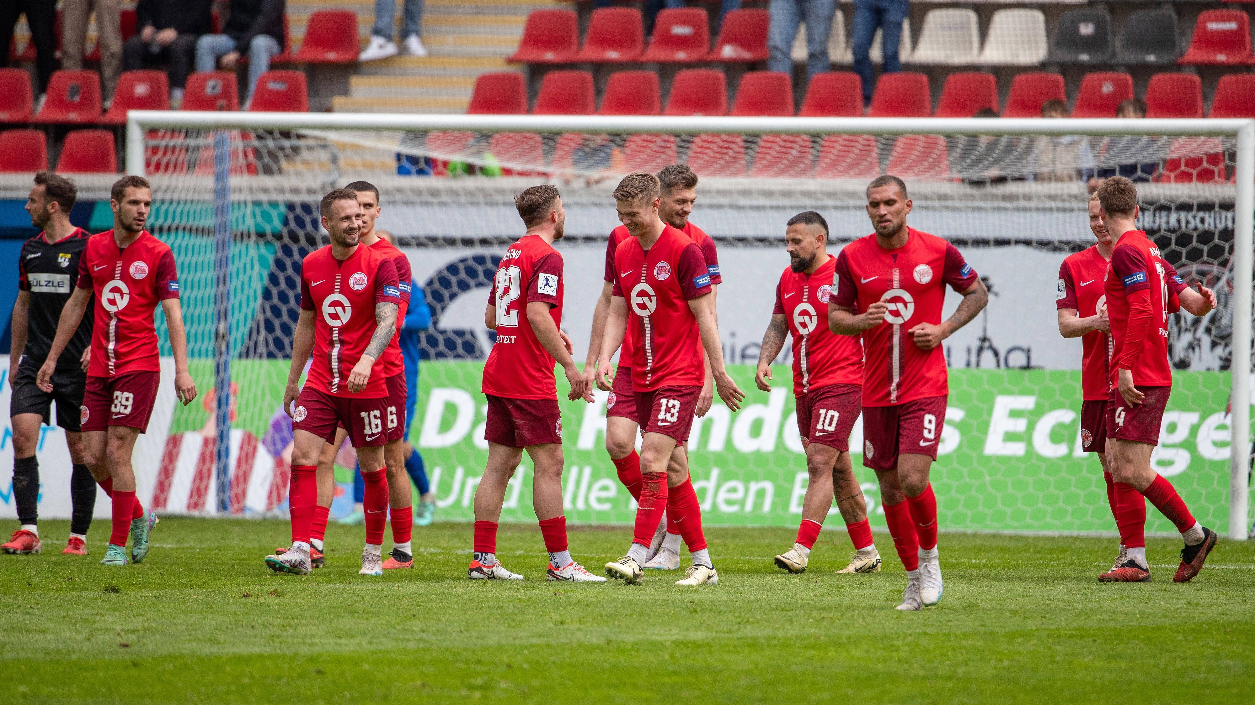 <strong>Kickers Offenbach</strong> <br>Richtig erholt hat sich der OFC seitdem nie wieder. Zwischen Liga zwei und vier wird munter hin- und hergependelt - mit einer klaren Tendenz zur Regionalliga. Seit 2013 verweilen die Hessen nun dort. 2015 durfte zwar die Meisterschaft gefeiert werden, doch die Aufstiegsspiele gegen Magdeburg gingen verloren. Es folgten Jahre der Neuausrichtung – ohne Erfolg. Auch in dieser Spielzeit tritt der Verein auf der Stelle.