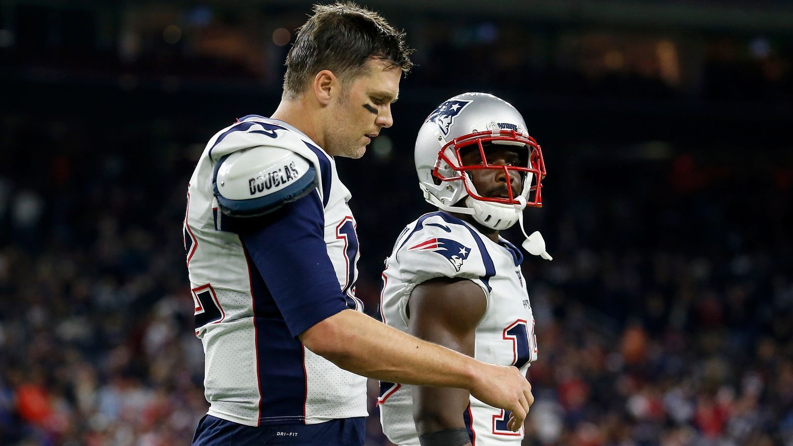 
                <strong>Verlierer: New England Patriots</strong><br>
                Die New England Patriots und Tom Brady wirkten nach der Niederlage bei den Houston Texans ratlos. Denn die Offensive spielte sich erst in der Schlussphase, als die Partie bereits entschieden war, in einen Rhythmus und fand über drei Viertel nie in die Partie. Den Patriots-Receivern gelang es zu selten, sich gegen die Texans-Secondary durchzusetzen und so hielt Brady den Ball meist mehrere Sekunden, ohne eine Anspielstation zu finden. In der aktuellen Verfassung benötigen die Patriots eine dominante Leistung ihrer Defense, um ein Spiel gewinnen zu können. Gegen Watson und Co. blieb diese dominante Leistung aus und so hatte Bill Belichicks Truppe letztlich nie eine Chance.
              