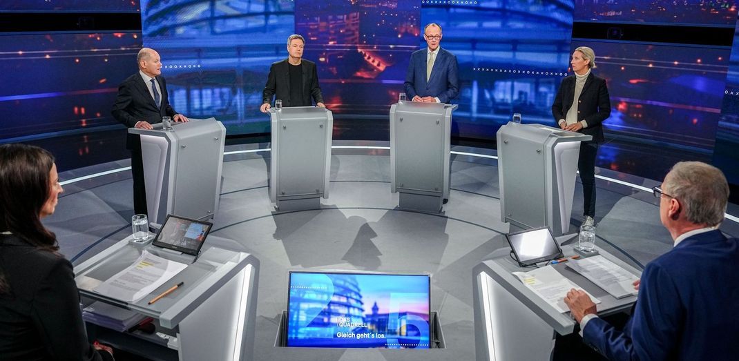 Bundeskanzler Olaf Scholz (l-r, SPD), Robert Habeck (Bündnis 90/Die Grünen), Bundesminister für Wirtschaft und Klimaschutz, Friedrich Merz, Unions Kanzlerkandidat und CDU Bundesvorsitzender, und Alice Weidel, Fraktionsvorsitzende der AfD, nehmen am "Quadrell" der TV Diskussion zum Bundestagswahlkampf im Studio teil.