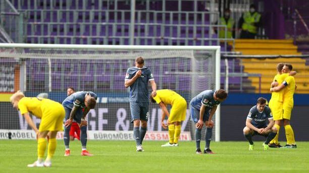 <strong>Saison 2020/21 - 33. Spieltag</strong><br>Aus, vorbei, Ende: Der HSV legt einen unterirdischen Auftritt in Osnabrück hin und verliert beim Tabellen-Siebzehnten mit 2:3. Damit rutscht man nicht nur auf Rang 5 ab - auch die Relegation ist nicht mehr zu erreichen. Sechs Punkte trennen die Raute vom dritten Platz. Auch im dritten Anlauf scheitert der HSV an der Rückkehr ins Oberhaus.