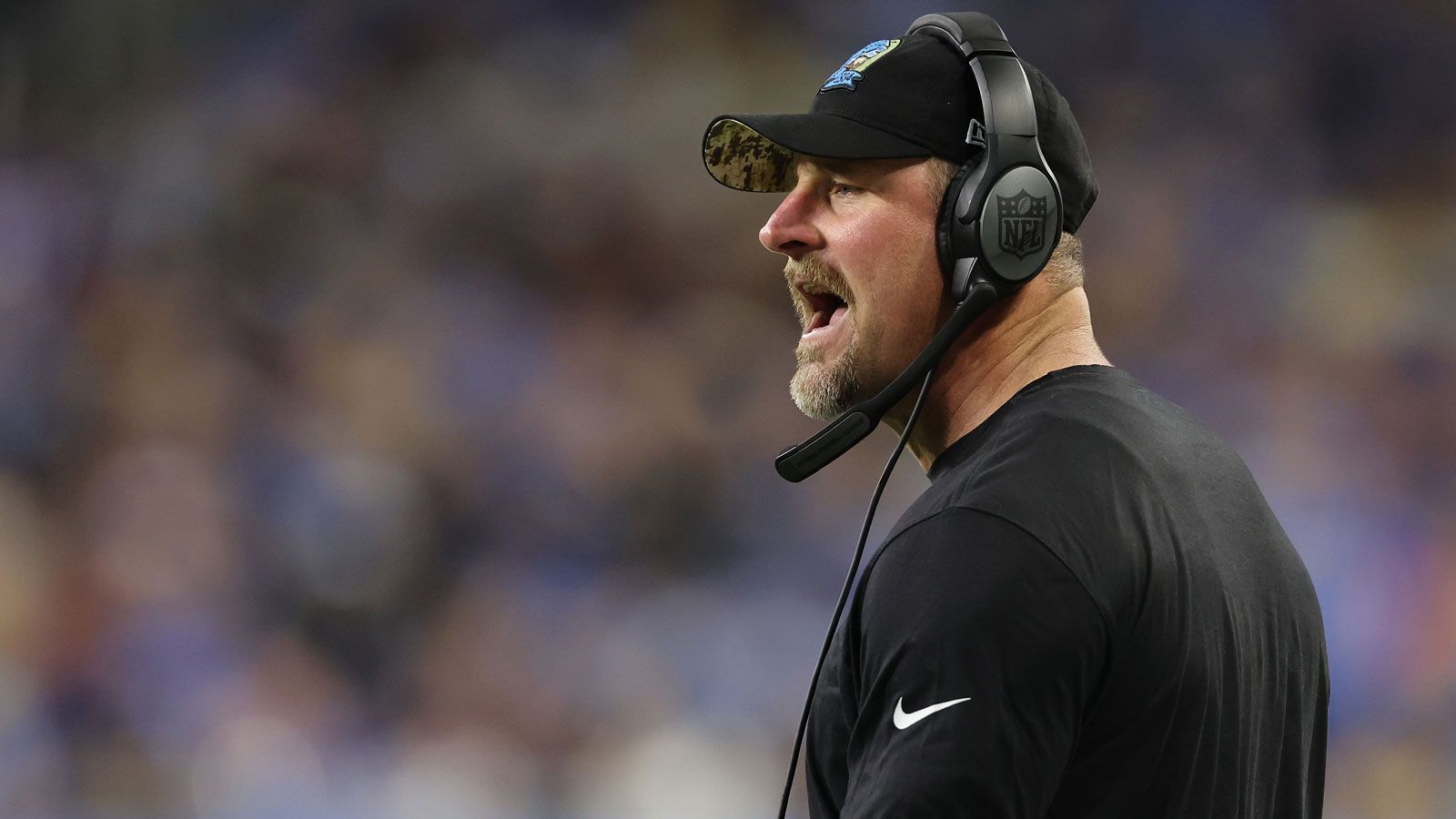 <strong>11. Platz (geteilt): Dan Campbell</strong><br>
                • Team: Detroit Lions<br>• Im Amt seit: 2021<br>• Regular-Season-Bilanz: 24-26-1<br>• Vorherige Stationen: Dolphins-HC (2015)