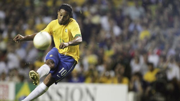 
                <strong>Ronaldinho</strong><br>
                Gefürchtet waren auch Ronaldinhos Freistöße. Sein berühmtestes Freistoß-Tor schoss er im WM-Viertelfinale 2002 gegen England. Aus 35 Metern erwartete jeder eine Flanke, doch Ronaldinho zirkelte den Ball direkt ins Netz.
              