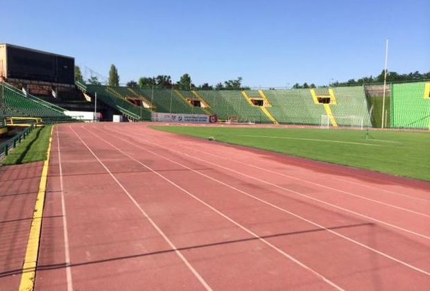 
                <strong>Stadion Asim Ferhatovic Hase</strong><br>
                Die Ruhe vor dem Sturm: Noch ist das Stadion leer, das nach dem bosnischen Fußballspieler Asim Ferhatovi benannt wurde. Aber die ersten Gladbach-Fans sind schon auf dem Weg. Im Netz wird schon fleißig von der Reise getwittert und gepostet. 
              